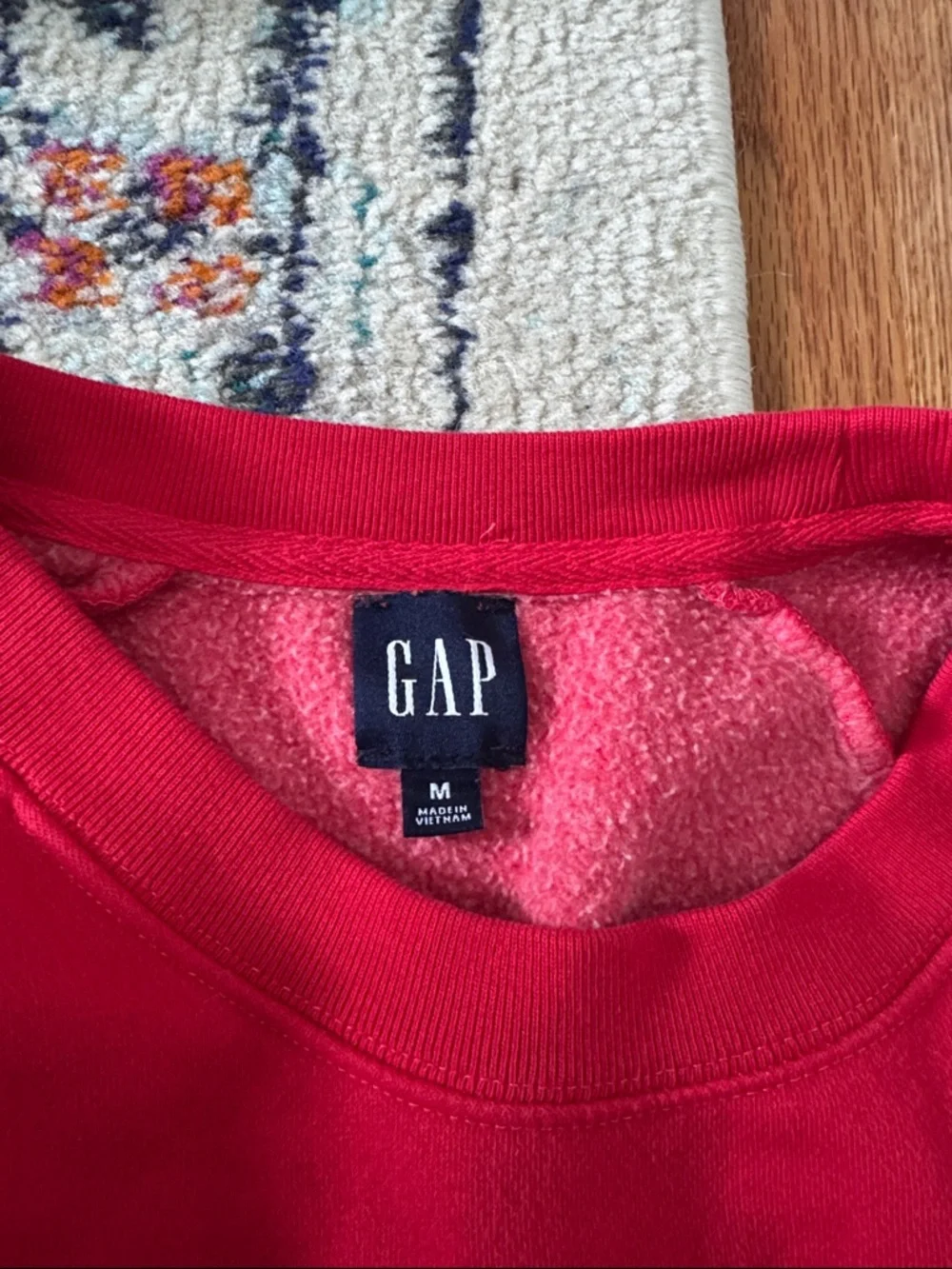 GAP Red slightly cropped Crewneck Sweatshirt women’s size small - Picture 2 of 2